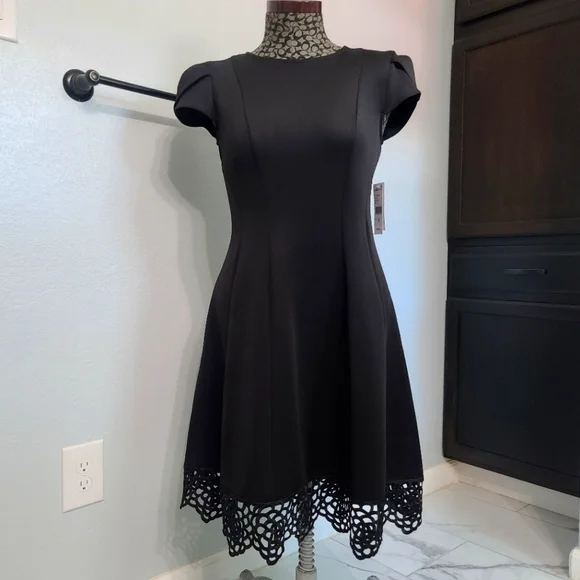 green emerald velvet dress Donna Ricco Crew Neck Short Sleeve Crochet Trim Flare Dress main image 1